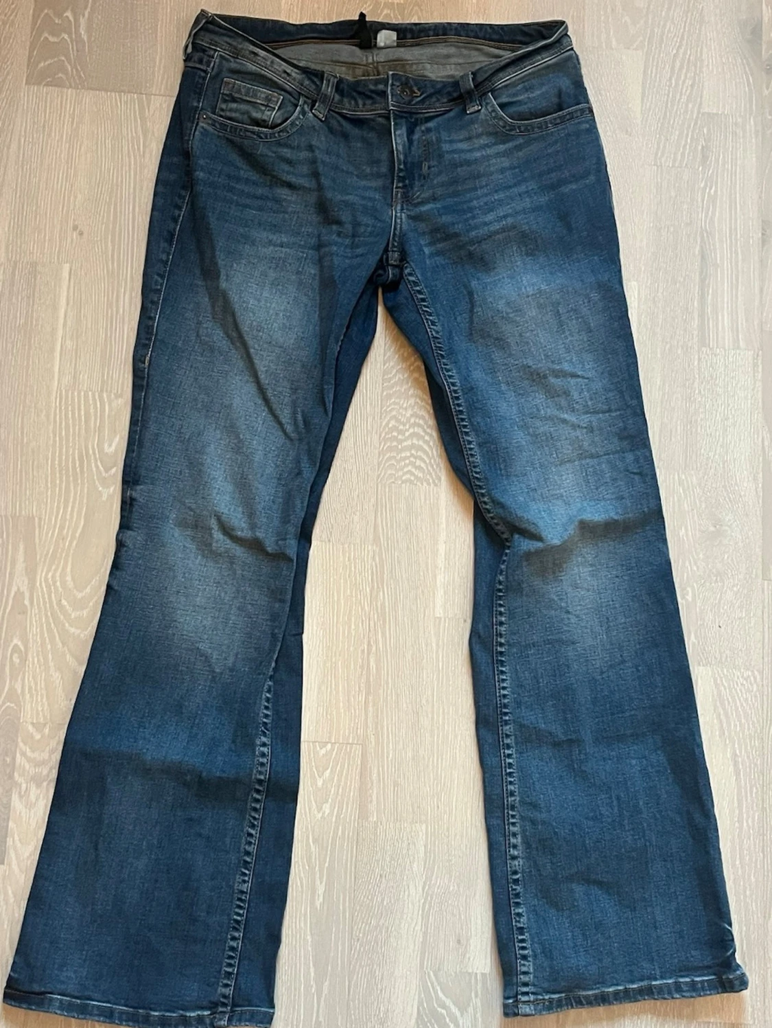 Blå lågmidjade jeans med detaljerade fickor - 1