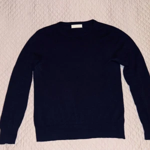 Marinblå kashmirtröja från Sayless - Mjuk och stilren marinblå tröja i 100% kashmir från Sayless. Storlek L men sitter mer som M. Pris går att diskuteras.