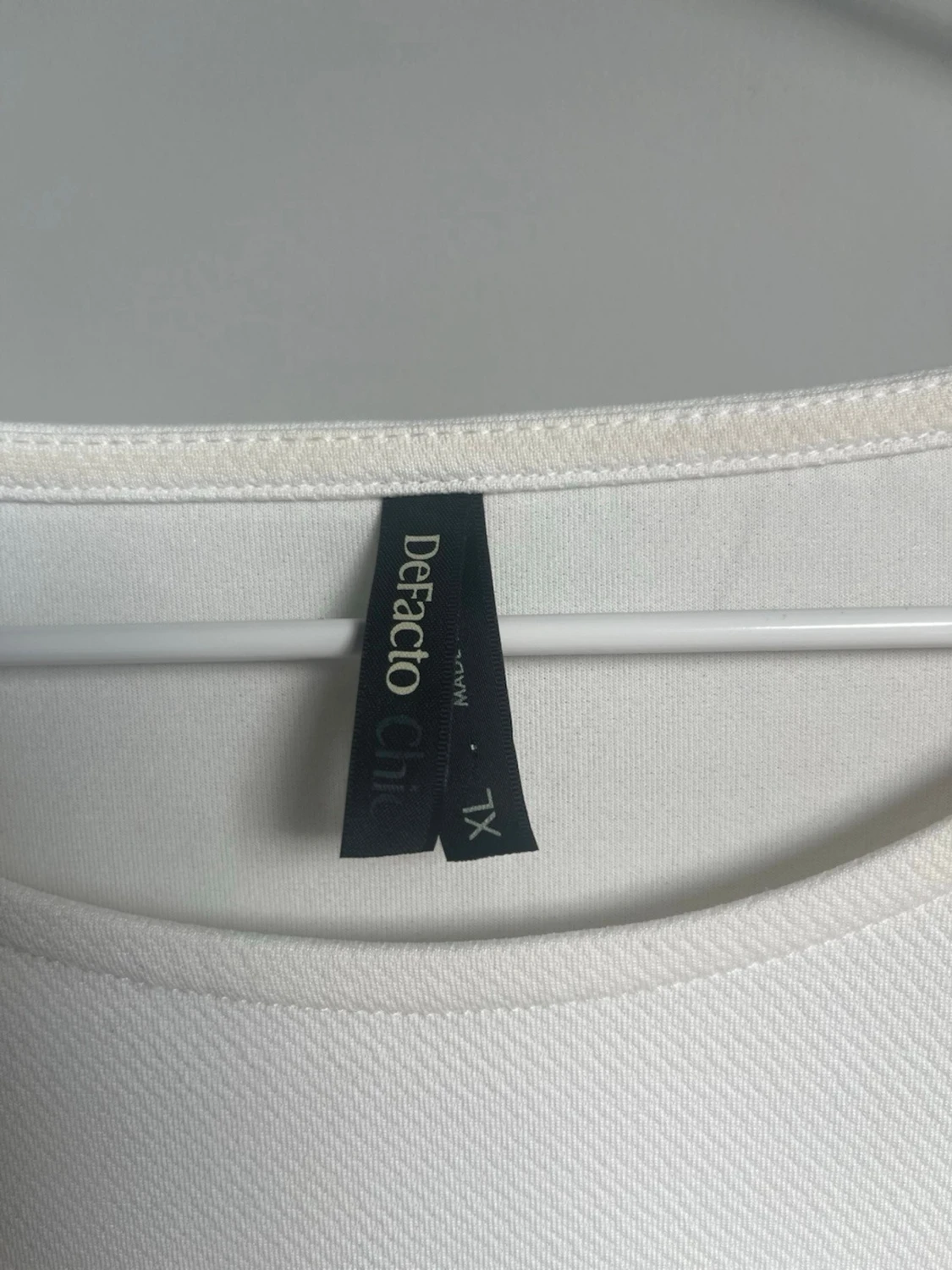 Vit topp med volang och spetsdetalj - 2