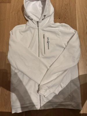 Vit hoodie från Sail Racing - En vit zip hoddie från sail racing. Inga tecken på användning.