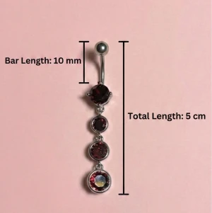 ✨ NY! Högkvalitativ navelpiercing med hänge (Kirurgiskt stål 316L)  - ✨ NYTT oanvänt smycke i kirurgiskt stål! 🌸 Hållbart & Rostfritt: Slitstarkt 316L-stål som inte oxiderar eller rostar av fukt. 🌸 Säkert: Industristandard, skonsamt för läkta piercingar.  🛍️ 30 % BUNDLE-RABATT! Köp fler artiklar från min shop och få 30 % på allt! ✨ 📦 Frakt: Endast spårbart via Plick SafePay för vår trygghet.