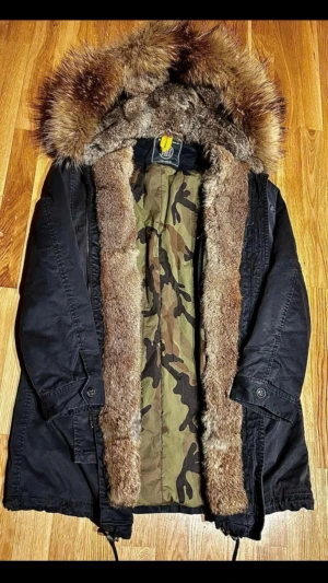 Blonde No.8 Aspen 515 parka med äkta päls - Exklusiv Blonde No.8 Aspen 515 parka i svart. Detaljer i äkta päls (raccoon) samt lammfoder, vilket ger både värme och en lyxig känsla. Utrustad med Thermore-isolering och kamouflagemönstrat innerfoder. Justerbar midja för en mer skräddad silhuett. En tidlös och eftertraktad modell med högt nypris. Nypris ca 5 000–7 000 kr Storlek: 42.                                              Populär modell – säljs snabbt, först till kvarn. Bystlängd - ca 55cm  Armlängd- ca 70cm  Längd - ca 86 cm