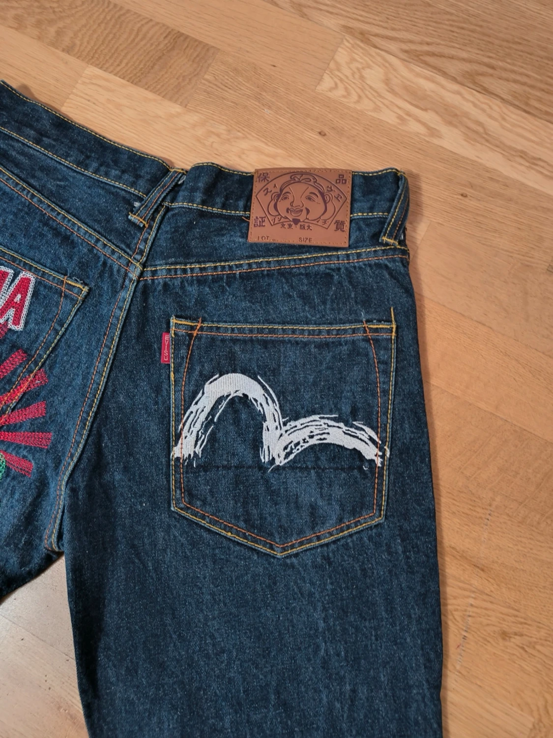 Evisu Mörkblå jeans med brodyr - 2