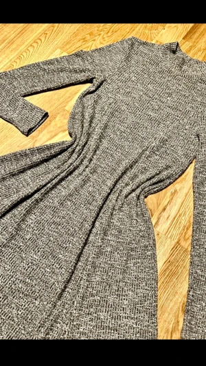 Stickad klänning från Cubus, gråmelerad, strl S - Stickad klänning från Cubus i gråmelerad färg, strl S. Figurnära upptill med stretchig midja och fint fall i kjolen – väldigt smickrande passform! Mjuk och skön kvalitet (52% polyester, 48% viskos). Fint skick 🤍  Mått: längd ca 90 cm, byst ca 40 cm, midja ca 30 cm (stretch), ärm ca 60 cm.  Perfekt till vardag och höst/vinter