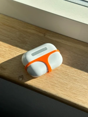 Orange Thong – AirPods Pro 3 Case - Ett unikt och roligt skyddshölje i en fräsch orange nyans. Denna modell passar AirPods Pro 3 och är designad för att vara så slimmad som möjligt. • Färg: Orange. • Design: 3D-utskriven bikini-shape. • Övrigt: Kika gärna på mina andra annonser om du letar efter skydd till en annan modell! 