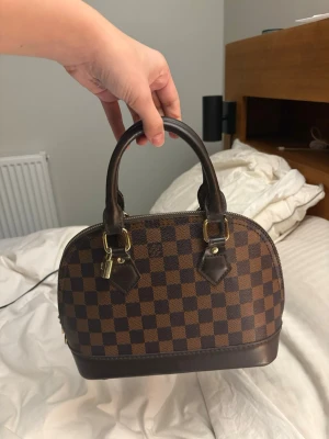 Handväska - Väska med små defekter, inget som påverkar användningen! Två handtag så den går endast att använda över armen och inte cross body. Skickas omgående! 