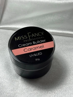 Miss Fancy Cream Builder Caramel - Miss Fancy Professional Cream Builder i färgen Caramel är ett nagelgel för UV/LED-lampa. burken innehåller 30g. Helt ny.