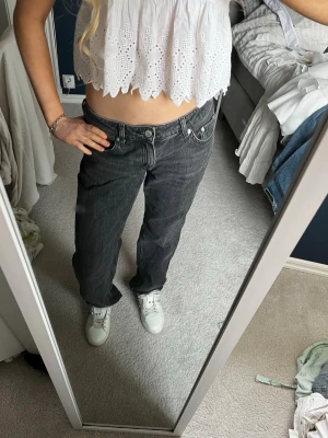 Svarta raka jeans med låg midja - Säljer ett par svarta raka jeans med låg midja och klassisk femficksmodell. Jeansen har vita sömmar som kontrast och är tillverkade i ett kraftigare denimtyg. Perfekta för en avslappnad och trendig look.  Från weekday i modellen arrow low. Storlek 28x30 i fint skick. Nypris 550