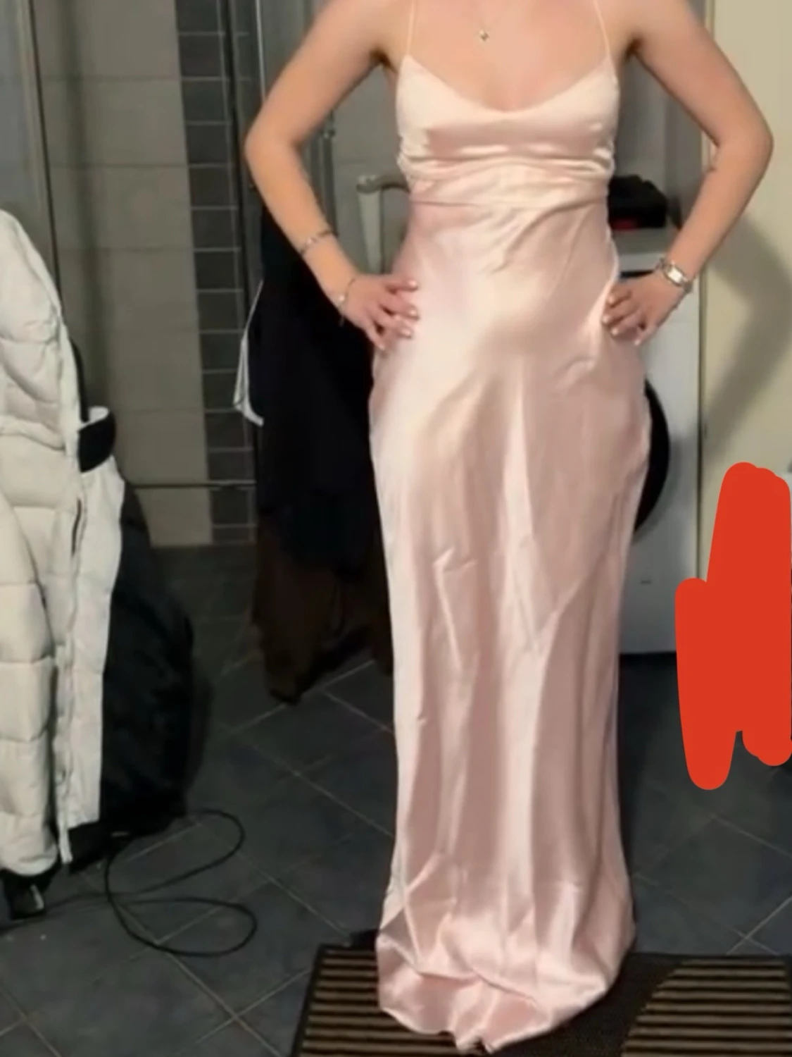 Ljusrosa långklänning med smala axelband - 1