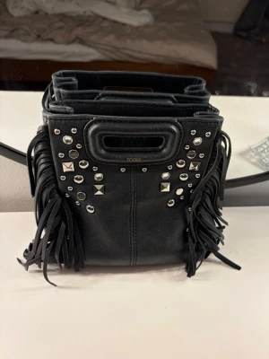 Maje väska  - Superfin majeväska med nitar, finns ett band till också💞 