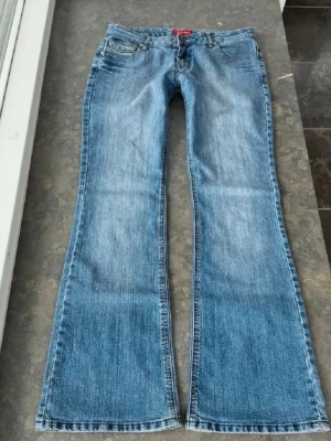 Blå lågmidjade bootcut jeans  - Snygga blå bootcut jeans som är lågmidjade💕 midjemått rakt över:43 cm  midjehöjd:22cm   Innerbenslängd:81cm