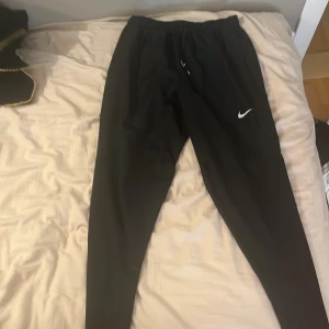 Nike running byxor -  Det är ett litet hål men det syns inte typ och man kan enkelt laga det bara hör av om frågor kan skicka bild på hålet om ni vill
