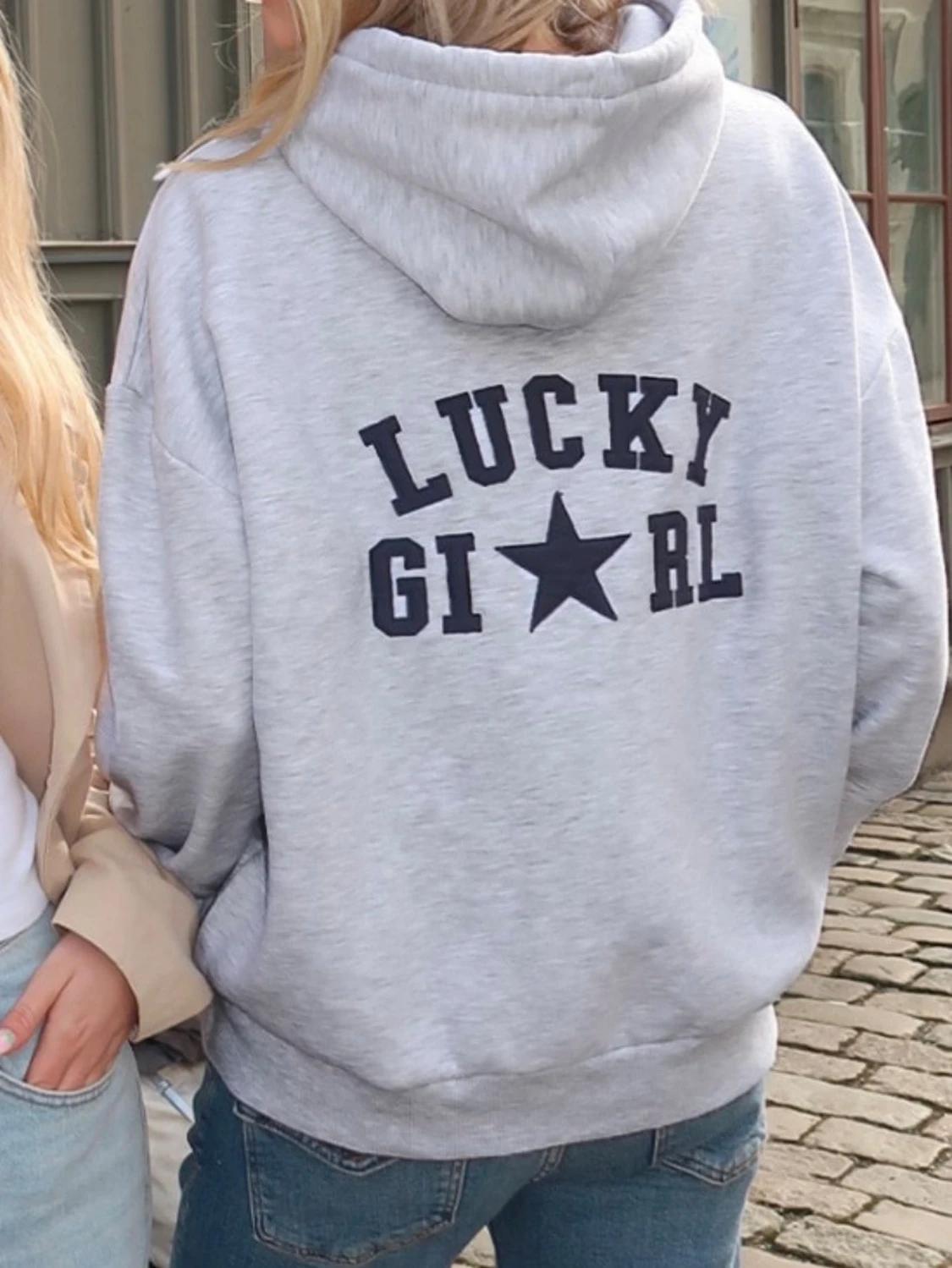 Grå hoodie med Lucky Girl-tryck