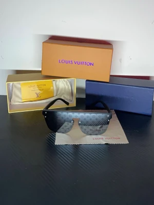 Svart mönstriga solglasögon. - LV glasögon med box men inte kvitto.Rekommenderar starkt inför sommaren och det är väldigt billigt pris.Pris diskuteras inte och jag är helt öppen för frågor!