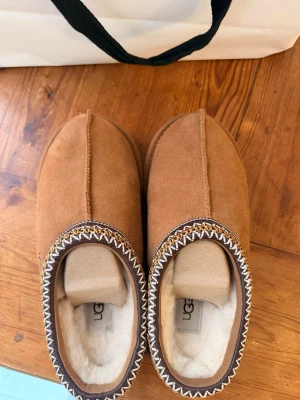 Ugg tofflor storlek 37 - Fick dessa tofflor i present då jag redan hade ett par. Kvitto finns och original låda.       Vid frågor hör av er mvh Alvin. 