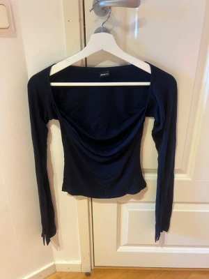 Tröja/topp från Gina Tricot - Fin tröja från Gina Tricot med slits i ärmarna. Storlek S. Fint skick. 🤍