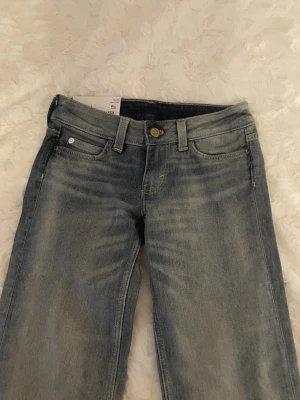 Ljusblå jeans från Cheap Monday - Säljer ett par helt oanvända (prislapp kvar) jeans från weekday cheap Monday i storlek 25/30. Modellen heter ”BOOTY BEI LOW WAIST SKINNY BOOTCUT JEANS” jag råkade köpa fel storlek med älskar dem annars. Pris kan diskuteras💕