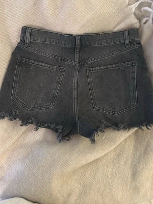 ZARA jeansshorts  - Ett par svarta/tvätt svart jeansshorts från ZARA. Använda 3 gånger ca i italien. 