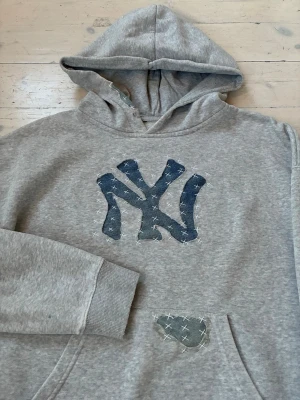 1 of 1 Handmade hoodie - Säljer denna 1 of 1 hoodie jag handgjort själv från en vanlig hoodie och ett par Levi’s jeans med egen design 🙌  Bredd: 56 cm Längd: 59 cm