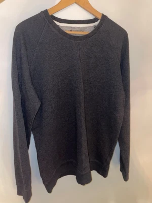 Mörkgrå sweatshirt  - En långärmad grå tröja från dressmann i storlek M