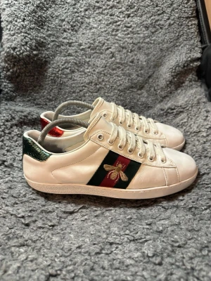 Gucci Ace Bee | 42 - Riktigt schyssta Gucci Ace skor i dunder skick! Skorna är självfallet äkta, kvitto finns. Skorna är rengjorda av ShoeHero och är som nya från butiken. Nypris 9250, mitt pris 1899 🤩 Priset är ej hugget i sten.