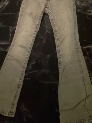 Gråa utsvängda jeans  - Gråa jätte fina jeans ifrån Gina.De är Lågmidjade och perfekta som jeans.Kommer inte mer till användning.