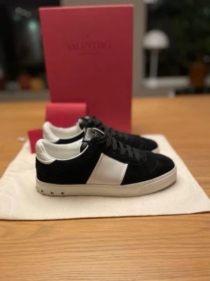 Valentino flycrew - Valentino flycrews i 10/10 skick. Skorna är anvönda en gång. Storleken är 36 1/2 men dem är stora i st. Snygg svart mocka. Låda och påse kan fås med vid överenskommelse. 