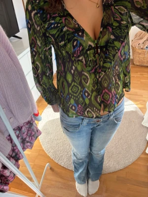 Zara blus  - Säljer en jättesnygg blus från Zara helt oanvänd och säljs inte längre 