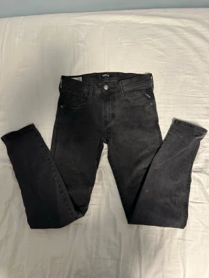 Replay jeans svarta - Säljer nu dessa svarta replay jeans i storlek 28/30 dom är i mycket bra skick! Skriv till mig om ni har några som helst funderingar!⭐️🍾🤝