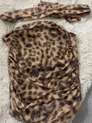 Zara tubtopp - Leopardmönstrad tubtopp med scarf från Zara. Perfekt till sommaren