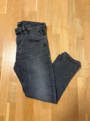 Replay jeans anbass  - Ett par snygga replay jeans modell anbass. Storlek W33 L30. Lagning som visas på bilden inget som man lägger märke till. 
