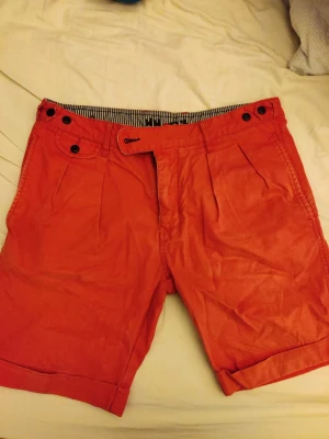 Shorts NN07 storlek 33 - Säljer ett par röda shorts från NN07. Storlek 33. Fint skick.