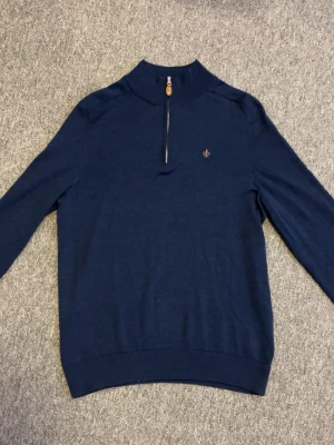 Mörkblå halvzip-tröja från Morris - Säljer en riktigt snygg och eftertraktad Morris half zip i storlek M. Skicket är superbra (9/10). Bara att höra av sig vid minsta fråga eller fundering! Priset går alltid att diskutera 🙌