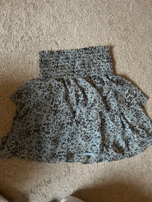 Chelsea kjol - Volang kjol från Chelsea i ett leopard mönster. Använd fåtal gånger!🩵