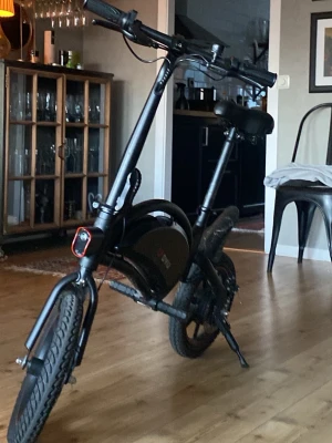 Svart elcykel hopfällbar modell - Säljer en svart hopfällbar elcykel med robust ram, breda däck och digital display på styret. Cykeln har bekvämt sadel, handbroms och batteri integrerat i ramen. Perfekt för smidig transport i stan eller till skolan. Den går i 20km/h.