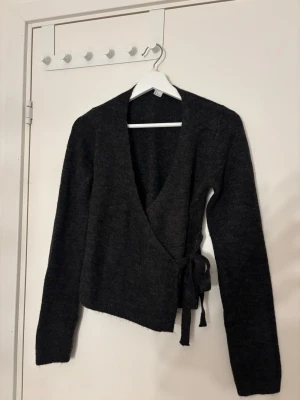 Omlottkofta med knyte - Snygg mörkgrå omlottkofta med knytband i sidan!🩶
