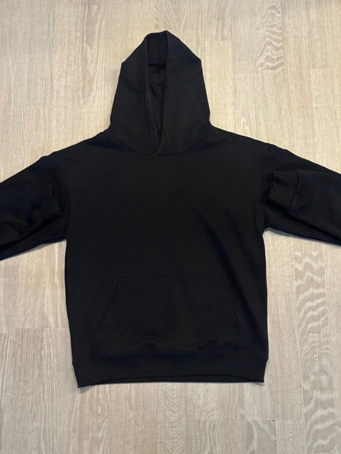 Svart hoodie med tidningsmotiv - 1