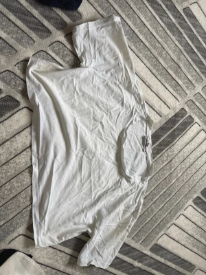 Vit croppad t-shirt - En enkel vit croppad t-shirt med korta ärmar och rund hals. Perfekt basplagg till alla outfits och lätt att matcha med jeans eller kjol. Tillverkad i mjuk bomull för skön känsla hela dagen.