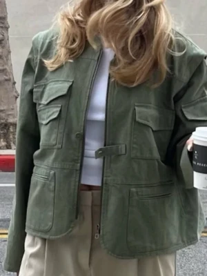 Grön utilityjacka med dragkedja - Snygg grön utilityjacka med fyra stora fickor framtill och dragkedja. Jackan har en rak passform och är tillverkad i bomull. Perfekt för lager på lager och streetstyle-vibe.
