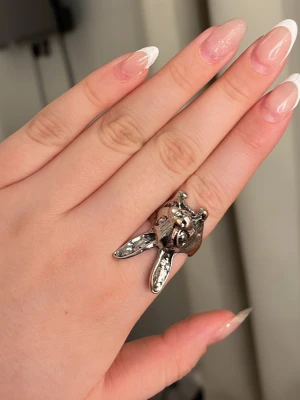 Silvrig ring med kaninmotiv - Unik och cool ring i silverfärgad metall med ett detaljerat kaninhuvud och långa öron. Ringen har en chunky design som verkligen sticker ut och passar perfekt för dig som gillar statement-smycken.