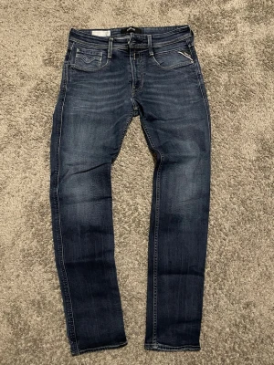 Replay Anbass - Replay Anbass Jeans i mycket bra skick 👏 | Storlek W33 L32 📏 | Vid funderingar eller diskussion om pris är det bara att skriva ✍️ | Frakt inom 48h 📦