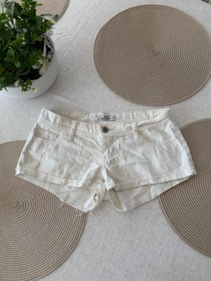 Hollister lågmidjade short  - Storlek W25 ~ S. Rakt över midjemått: 39cm. Skickas inom 24h. Se liknande plagg i min profil! 