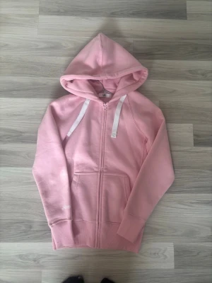 Rosa russemerch tröja  - Gillar inte hur den sitter på mig så därför säljer jag den 🥰köpte den för 600 ny och använt 2 gånger ,  
