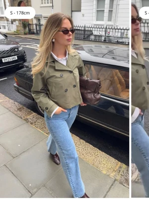 Olivgrön  trenchcoat - SUPER snygg och trendig trenchcoat. Perfekt vår och sommarjacka, endast använt ett fåtal gånger ❤️❤️🌸🌸☀️☀️