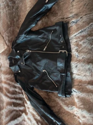 Skinnjacka - Skinnjacka från Missguided, strl 36 (ej äkta skinn)  Använd några gånger, i fint skick!  Kan vara lite defekter i nacken pga smink etc men försökt få bort allt, lite glitter kvar.