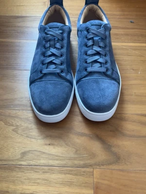 Blåa Christian Louboutin skor  - ❗️1:1❗️Snygga skor perfekt till våren. Nytt skick och aldrig använda förut. Hör av er vid några frågor 