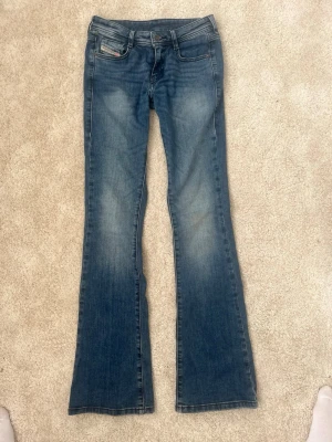 Diesel jeans low bootcut - Säljer dessa jeans från Diesel då de Tyvär inte passar mig längre. Midjan på jeansen  36/37 cm rakt över. Knappt några tecken på användning förutom sista bilden. 