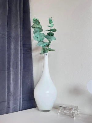 Scandi vit minimalist zara home / hm home style vas | nordisk inredning - Stilren minimalistisk vit vas – perfekt för dig som gillar scandi / nordisk inredning.  Säljs med dekorativa eucalyptusblad som på bilden. Superfin som inredningsdetalj på nattduksbord, sideboard eller hylla och passar i modern, minimalistisk eller japandi stil.  Höjd: 31,5cm. Diameter (bredaste stället): 12,5cm.  Mycket fint skick. Ny med prislapp.  Eukalyptus följer inte med.