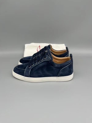 Christian Louboutin Rantulow Skor Navy - • The shoes have been gently used and are in very good condition  • Size: 41.5 (fits 42–42.5)  • Color: Navy  • Retail price: 9500 SEK / 795€  • Dustbag included