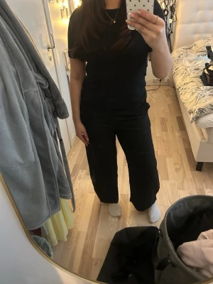 Svarta kostymbyxor lindex - Svarta uppsydda kostymbyxor. Sydda att passa någon kring 160. Prutbar 💕Aldrig andvända men uppsydda. Prislapp kvar